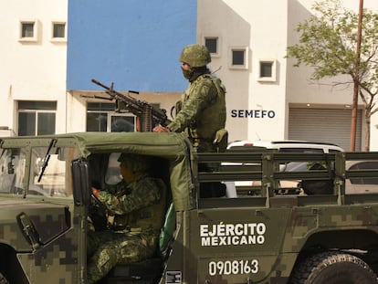 Elementos del Ejército mexicano a las afueras de la Semefo de Matamoros, en Tamaulipas.