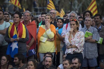 Varios manifestantes esperan la declaración del president Carles Puigdemont.