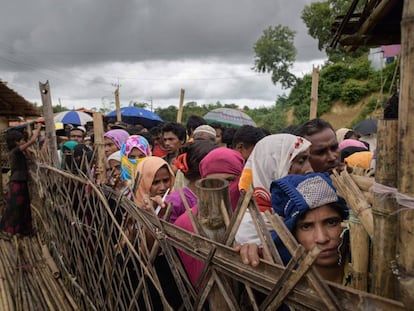Refugiados rohingya hacen cola en un centro de distribución de ayuda en el campamento de refugiados de Balukhali, cerca de Cox's Bazar, el 12 de agosto de 2018.