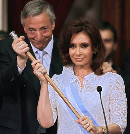 Cristina Fernández sucede a su marido en la presidencia, el 10 de diciembre de 2007.