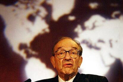 Alan Greenspan, presidente de la Reserva Federal,  durante su conferencia en Londres.