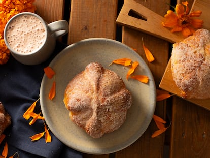 Pan de muerto con masa  madre y taza de chocolate del restaurante Jarilla.