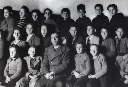 Fotografía sin fecha del grupo escolar de Adolfo Suárez (cuarto por la izquierda en la fila superior)