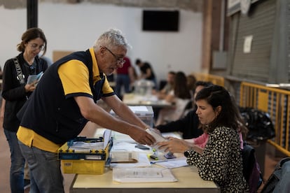 Un cartero entrega los votos por correo en una mesa electoral en el Mercat Galvany en el barrio de Sant Gervasi, en Barcelona. 