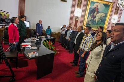 El presidente Maduro con los alcaldes electos, ayer