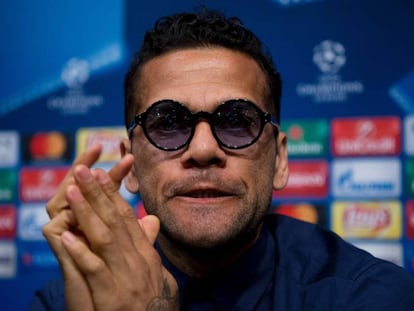 Dani Alves, em coletiva de imprensa.