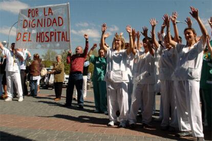 Los trabajadores del Severo Ochoa de Leganés volvieron a pedir ayer, ante la entrada del hospital, la dimisión de Lamela.