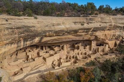 RUINAS ANASAZIS DE MESA VERDE. Si el antiguo asentamiento de los indios ‘pueblo’ en Taos, Nuevo México, es el yacimiento arqueológico más importante del Oeste de EE UU, en Colorado, el Parque Nacional Mesa Verde atesora en sus riscos los restos de viviendas dispuestas en terrazas de dos alturas, ‘kivas’ (recintos ceremoniales circulares) y de lo que pudo haber sido un observatorio astronómico de los nativos anasazis de entre los siglos V y XIV. A la importancia cultural de este enclave se suma la belleza del entorno en el parque.