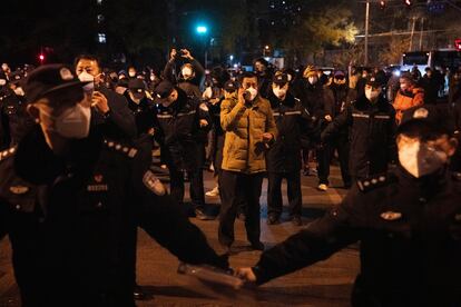 El Gobierno Chino reaccionó el pasado sábado con un intenso despliegue policial en puntos críticos de Pekín. A pesar del fuerte control por parte de las autoridades, estas protestas se han convertido en una de las mayores muestras de descontento en China durante la era de gobierno de Xi Jinping.