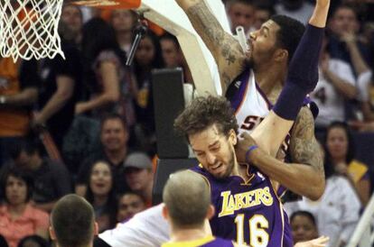 Markieff Morris salta por encima de Pau Gasol.