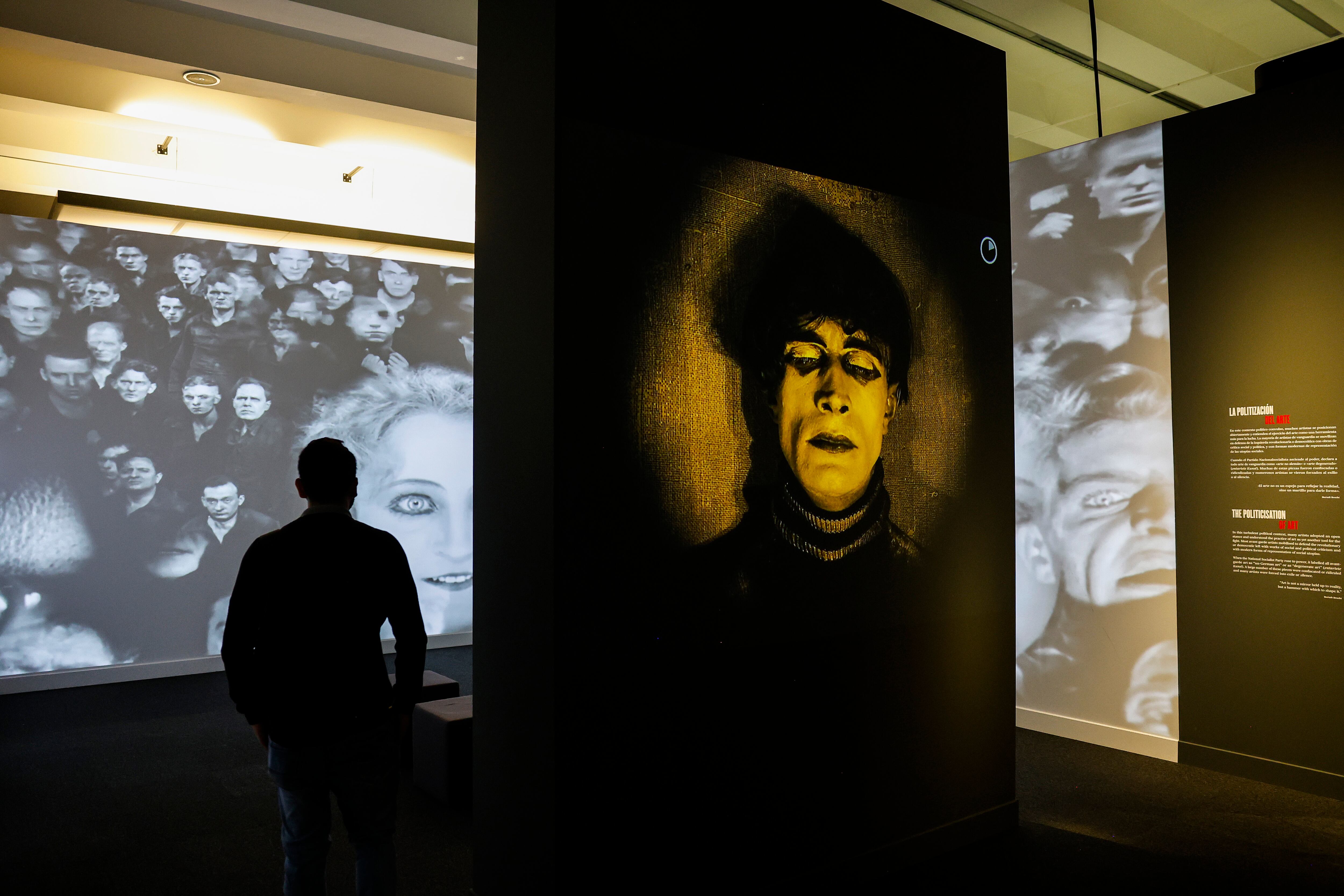 Un visitante contempla un fragmento de la película 'El gabinete del doctor Caligari', en una de las salas de la exposición 'Tiempos inciertos. Alemania entre guerras', en CaixaForum Madrid, este miércoles.