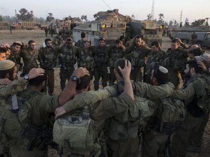 Soldados israel&iacute;es de la Brigada Golani forman un c&iacute;rculo este mi&eacute;rcoles antes de entrar en territorio de Gaza desde Israel. 