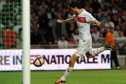 Pastore se dispone a marcar durante un partido contra el Montpellier.