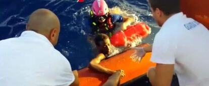 Una de los náufragos de Lampedusa es rescatado.