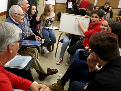 Los alumnos del instituto Luis García Berlanga imparten inglés a los mayores del centro municipal Primavera.