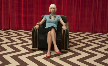 Laura Dern en 'Twin Peaks: The Return' (2017). Antes de 2017, el estilo del 'Twin Peaks' original era inconfundible, mezclando elementos de moda de los a?os 50 y principios de los 90, con aquellos suteres oto?ales, faldas midi y zapatos estilo saddle. Una esttica perfectamente consolidada. 25 a?os despus es Laura Dern, interpretado a una secretaria del FBI, quien lleva la batuta esttica en el regreso de la serie. Su personaje, Diane Evans, irrumpe en escena con un look que mezcla glamour y excentricidad: una peluca rubia platinada, prendas llamativas como un abrigo de leopardo o pantalones fucsia, pulseras coloridas y una manicura multicolor. Su estilo destaca entre los trajes oscuros de los agentes pero es totalmente coherente con el personaje y evoca a una 'femme fatale' con una actitud moderna y desenfadada.
El uso de colores vibrantes como el fucsia, presentes tanto en Diane como en otros elementos del show, refuerza la temtica de la multiplicidad de identidades, un eje central de Twin Peaks. Diane no solo se viste para destacar, sino para expresar una identidad compleja y enigmtica, propia de la obra de Lynch. Con pocas apariciones, logra devolver la moda al centro de la serie. No se puede tener un look ms icnico y cargado de significado.
Para el vestuario de Twin Peaks: The Return, la dise?adora Stephanie Steiner us prendas de otras dcadas, especialmente de los a?os 40: de hecho, toda la ropa de Diane era vintage. Sin acceso completo al guion, Steiner no pudo contar con el apoyo de marcas de moda, que estn ms dispuestas abrir sus archivos cuando conocen previamente cmo se va a retratar su ropa, as que recurri a tiendas vintage, casas de vestuario y dise?os propios, creando piezas icnicas como los vestidos rosas de las camareras. La serie reafirma a su predecesora: la identidad como una fachada que revela y transforma.
