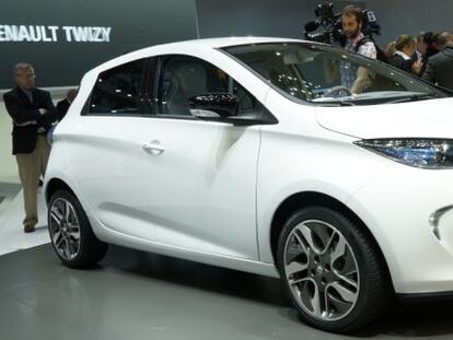 Renault ZOE, el primer eléctrico 'popular': cuesta 14.700 euros y 79 al mes de alquiler de las baterías. Tiene 210 kilómetros de autonomía.