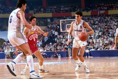 Drazen Petrovic durante un partido contra el Scavolini Pesaro durante el McDonald's Open de 1988, el 21 de octubre de 1988 en el Palacio de los Deportes de Madrid (España).