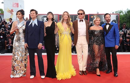 De izquierda a derecha, Gemma Chan, Harry Styles, Sydney Chandler, Olivia Wilde, Chris Pine, Florence Pugh y Nick Kroll, el equipo de No te preocupes querida.