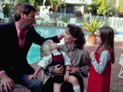 Robert Wagner y Natalie Wood en su casa de California con sus hijas Natasha Gregson Wagner y Courtney Wargner.