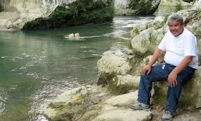 El activista Julio González en el río Cahabón de Guatemala.