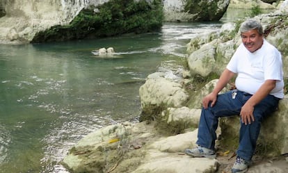 El activista Julio Gonz&aacute;lez en el r&iacute;o Cahab&oacute;n de Guatemala. 