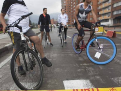 Ciclistas por una calle principal un d&iacute;a dominical de ciclov&iacute;a en Bogot&aacute;