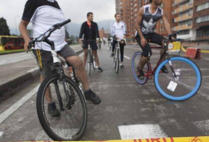 Ciclistas por una calle principal un d&iacute;a dominical de ciclov&iacute;a en Bogot&aacute;
