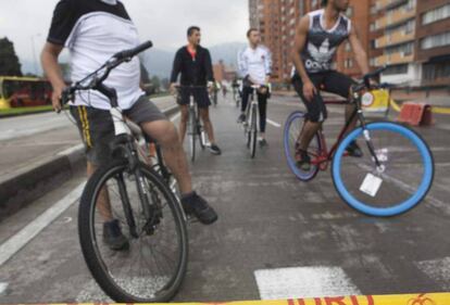 Ciclistas por una calle principal un día dominical de ciclovía en Bogotá