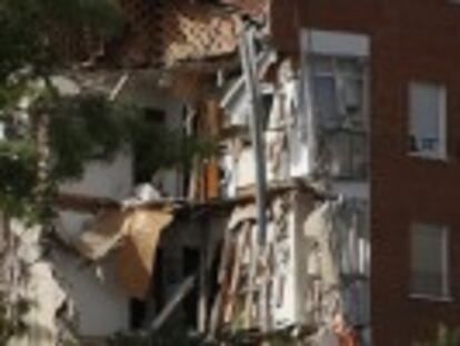 Residents evacuated by fire service in early hours after cracks appeared throughout block of apartments in Carabanchel