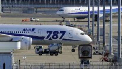 Dos aviones ANA Boeing 787 en la pista del aeropuerto de Haneda en Tokio (Japón). EFE/Archivo