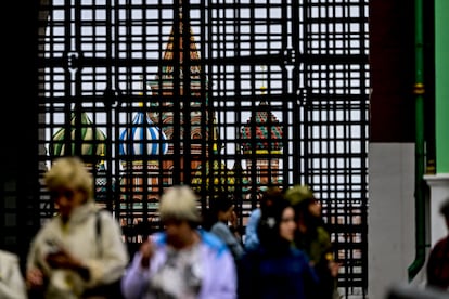  El alcalde de Moscú, Serguéi Sobyánin, ha pedido este sábado a los habitantes de la capital que reduzcan sus desplazamientos por la ciudad "todo lo posible", según ha publicado en su cuenta de Telegram.  En la imagen, alrededores de la Plaza Roja de Moscú.