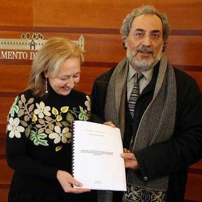 Fuensanta Coves y José Chamizo, ayer, en el Parlamento.