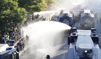 La policía emplea agua para disolver la manifestación ''Welcome to Hell'' (Bienvenido al Infierno) antes de la cumbre del G20.