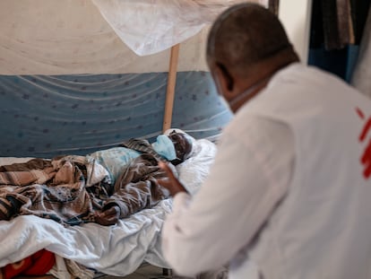 Un resultado positivo de la prueba de tuberculosis significa que el paciente es ingresado en el hospital de Hargeisa. Este centro cuenta con diferentes salas para mujeres, hombres y niños. El tratamiento de la tuberculosis farmacorresistente puede durar hasta 20 meses y los enfermos deben tomar la medicación a diario.
