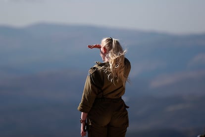 Una militar israelí observa el sur de Líbano, el lunes en las Granjas de Sheba (Altos del Golán).