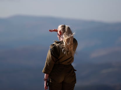 Una militar israelí observa el sur de Líbano, el lunes en las Granjas de Sheba (Altos del Golán).