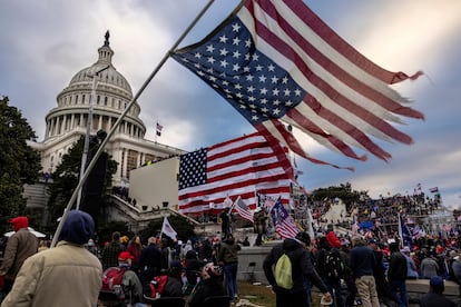 Seguidores de Donald Trump, en el exterior del Capitolio, el 6 de enero de 2021.