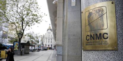 Cartel de la CNMC en la puerta de su sede en Madrid.