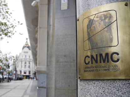 Cartel de la CNMC en la puerta de su sede en Madrid.