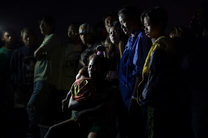 Ritza Camile, de 24 años, sostiene junto a su pecho, llorando, a su hija de un año. Una hora antes, un hombre vestido de negro había asesinado en su casa, 
en el municipio de Navotas, a su marido y a un amigo suyo. El asesino dejó vivir a Ritza al ver que estaba embarazada.
