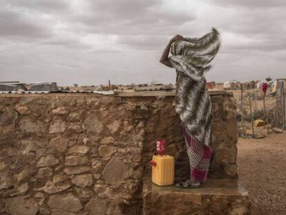 Una mujer lucha contra el viento en el campo de desplazados de Hodo, en el norte de Somalia.