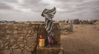 Una mujer lucha contra el viento en el campo de desplazados de Hodo, en el norte de Somalia.