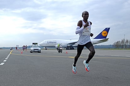 Kipchoge durante el maratón de Enschede, a su paso por el aeropuerto, el pasado abril.
