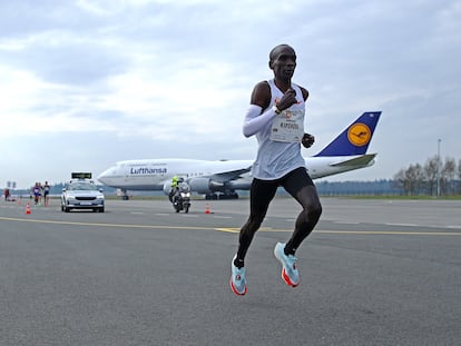 Kipchoge durante el maratón de Enschede, a su paso por el aeropuerto, el pasado abril.