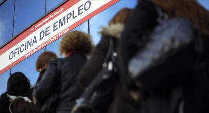 Mujeres esperan ante una oficina de empleo.