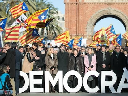 Numerosos políticos junto a manifestantes en Cataluña.