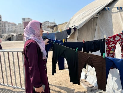 Fatima Al Sharqawi, en una imagen tomada este sábado, vive con sus cuatro hijos en una tienda de campaña junto a miles de desplazados en la Ciudad de Gaza y ahora teme un nuevo desplazamiento.