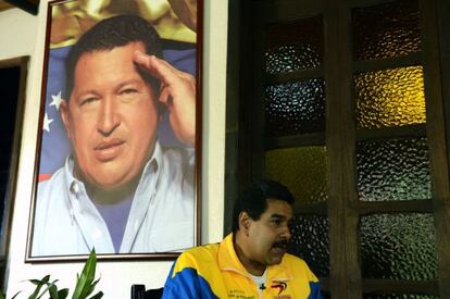 El candidato Nicol&aacute;s Maduro, ante un retrato de Ch&aacute;vez.