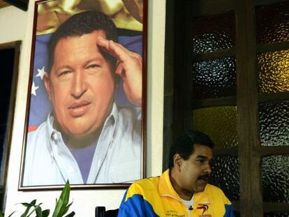 El candidato Nicol&aacute;s Maduro, ante un retrato de Ch&aacute;vez.